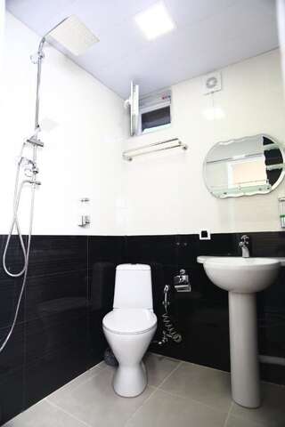 Отель Home25 Тбилиси Стандартный четырехместный номер-1