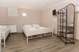 Отель Home25 Тбилиси Стандартный четырехместный номер-4